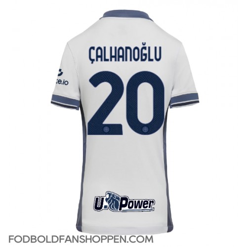 Inter Milan Hakan Calhanoglu #20 Udebanetrøje Dame 2024-25 Kortærmet Inter Milan Hakan Calhanoglu #20 Udebanetrøje Dame 2024-25 Kortærmet